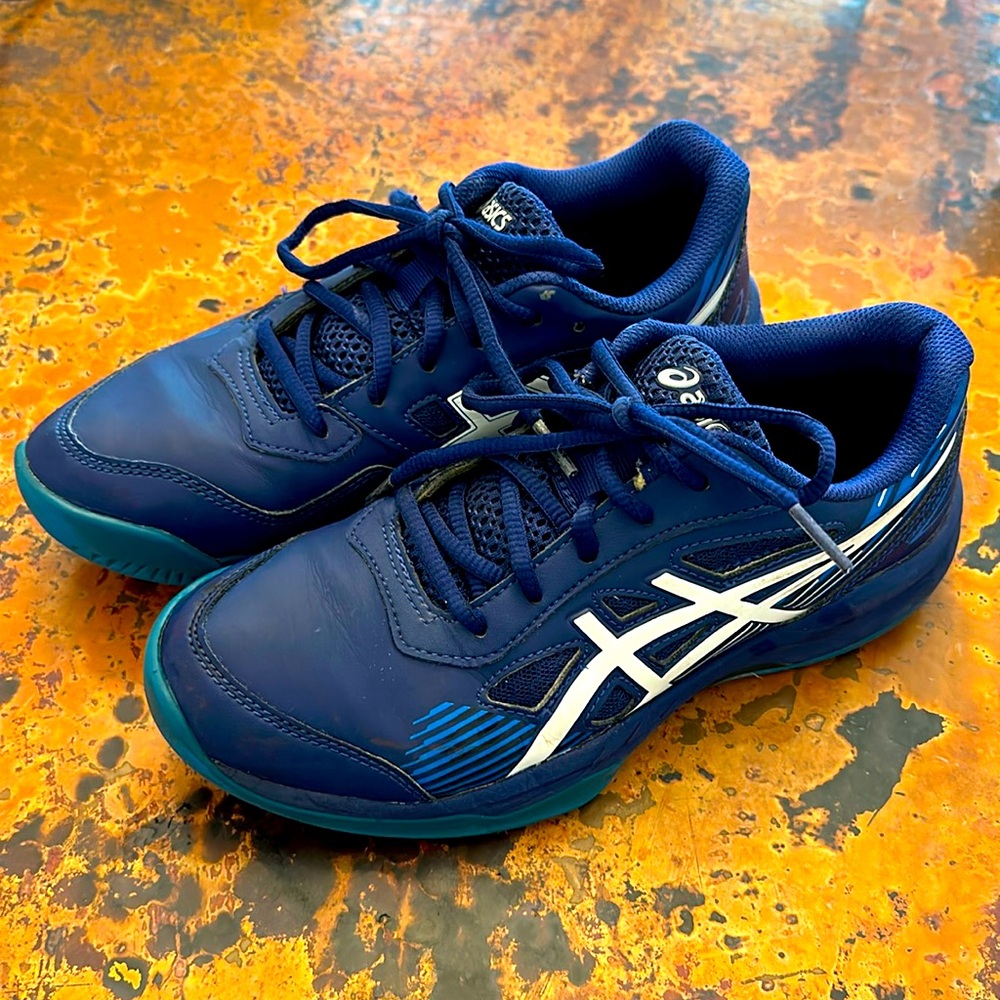 Mint condition ASICS gel-game 8GS tennis court shoes, big kids size 4.5